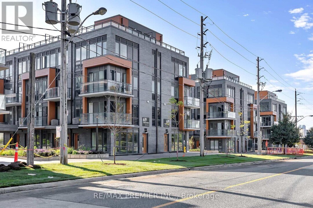 69 Curlew Dr in Toronto, ON - Building Photo