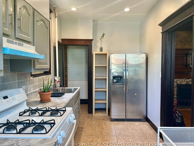 property at 2246 Vanderveer Pl