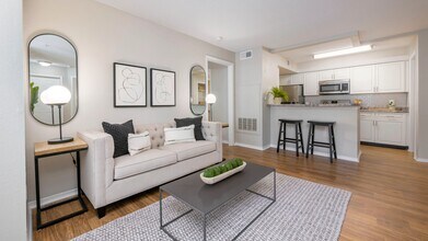 The Oasis at 1800 in Tallahassee, FL - Building Photo - Building Photo