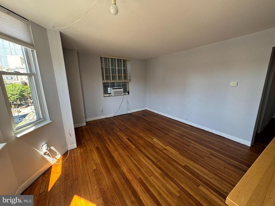 2135 Walnut St in Philadelphia, PA - Building Photo