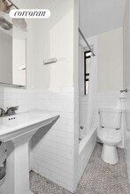 145 Borinquen Pl in Brooklyn, NY - Foto de edificio - Building Photo