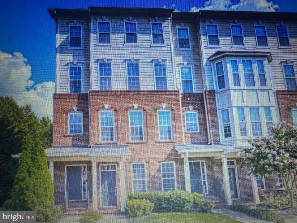 19199 Winmeade Dr in Leesburg, VA - Building Photo