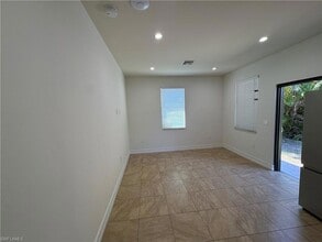 5301 Coronado Pkwy in Naples, FL - Foto de edificio - Building Photo