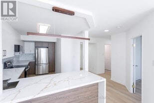 120 Promenade Cir in Vaughan, ON - Building Photo