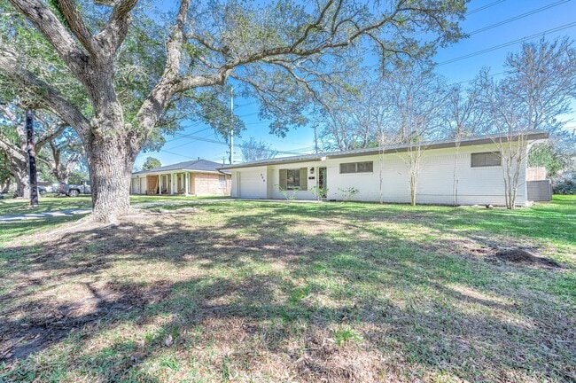 206 Crestview Dr in Hitchcock, TX - Building Photo - Building Photo