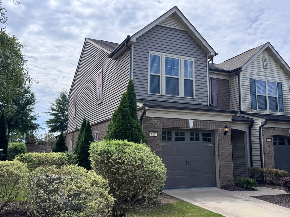 628 Denhoff Dr in Cary, NC - Building Photo