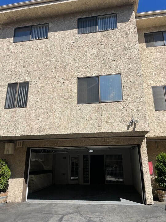 15033 Sherman Way in Los Angeles, CA - Foto de edificio