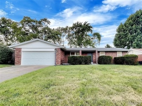 400 Dove Dr in St. Charles, MO - Building Photo - Building Photo