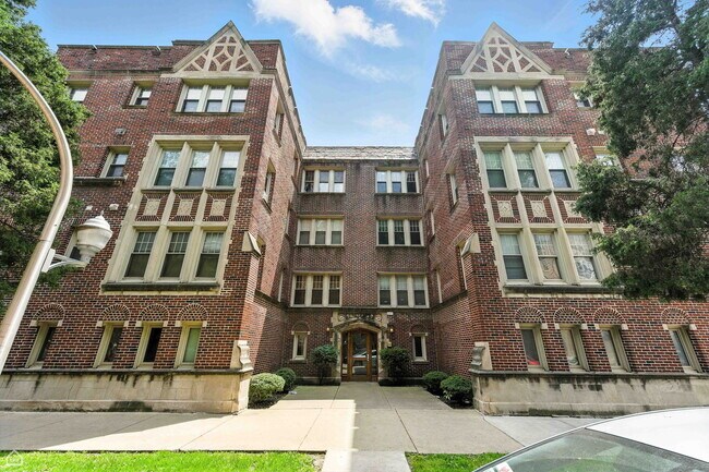property at 2611 W Rosemont Ave