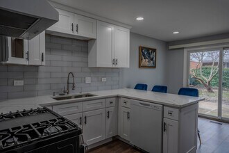 620 57th St, Unit 1 in Clarendon Hills, IL - Building Photo - Building Photo