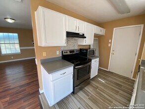2110 Calle Estrella in San Antonio, TX - Building Photo - Building Photo