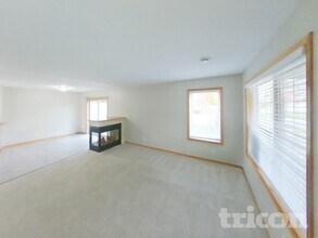 13758 Flay Ave N in Hugo, MN - Foto de edificio - Building Photo