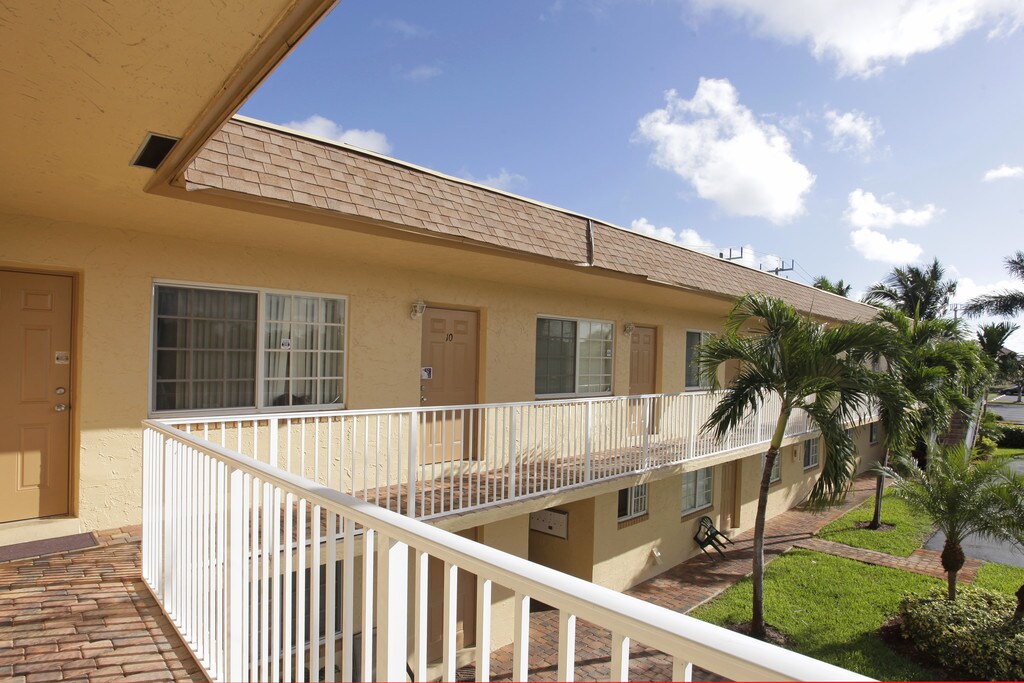 Kilmair Cresthaven Apartments in Pompano Beach, FL