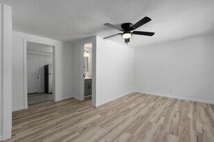 21 Larue St in Reeds Spring, MO - Building Photo