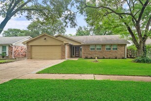 16330 Autumn Wind Dr in Houston, TX - Building Photo