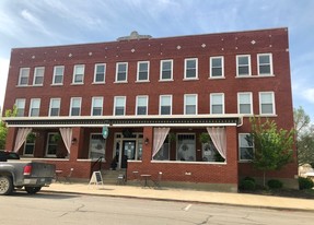 139 W Peoria St in Paola, KS - Building Photo