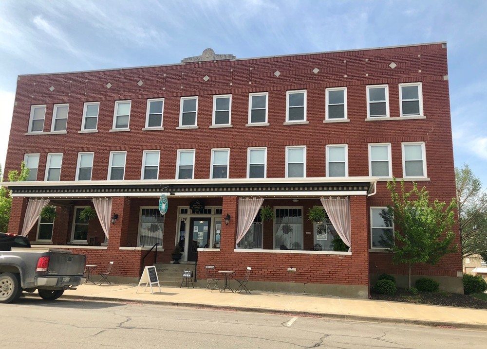 139 W Peoria St in Paola, KS - Building Photo