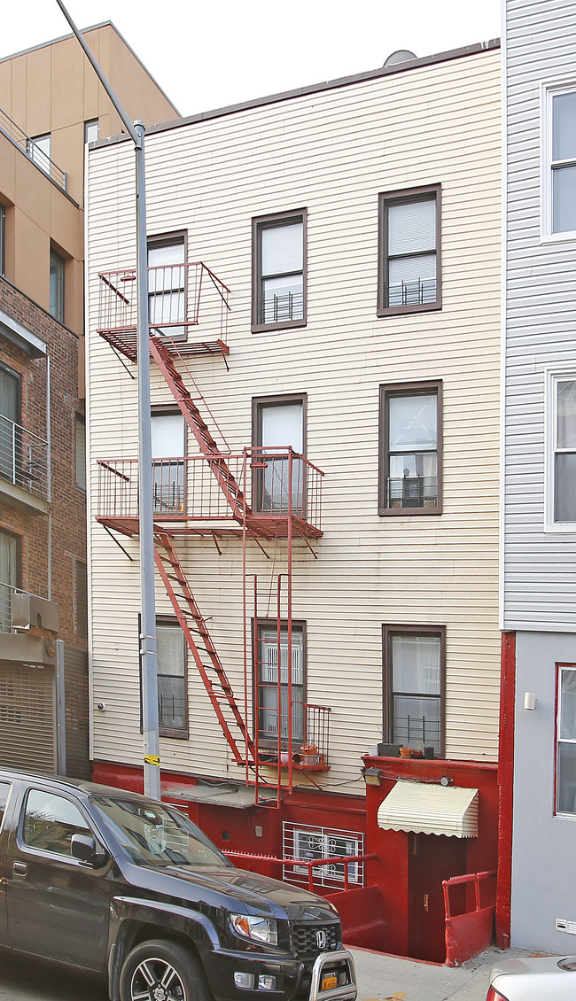 136 Meserole St in Brooklyn, NY - Building Photo - Building Photo