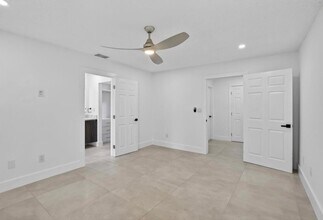373 NW 94th Ter in Plantation, FL - Building Photo - Building Photo