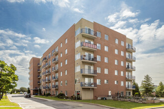 L'Esterel in Pointe-claire, QC - Building Photo - Building Photo