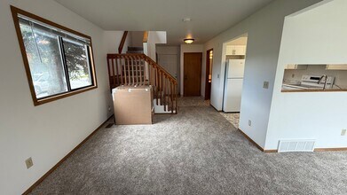 7300 Woburn Cir in Anchorage, AK - Building Photo - Building Photo