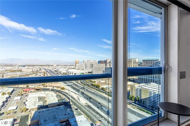 4471 Dean Martin Dr in Las Vegas, NV - Foto de edificio - Building Photo