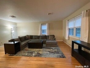 21 W Main St in Kings Park, NY - Building Photo - Building Photo