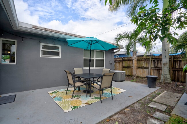 200 NE 43rd St in Oakland Park, FL - Foto de edificio - Building Photo