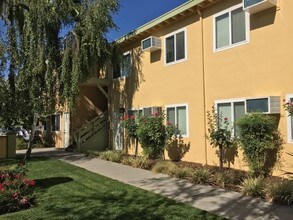 Birchwood Meadows in Sacramento, CA - Foto de edificio - Building Photo