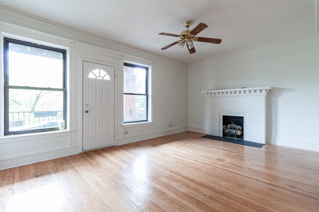 910 W Belle Plaine Ave, Unit 1