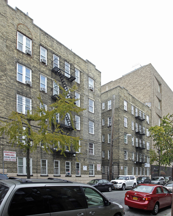 3041 Holland Ave in Bronx, NY - Building Photo