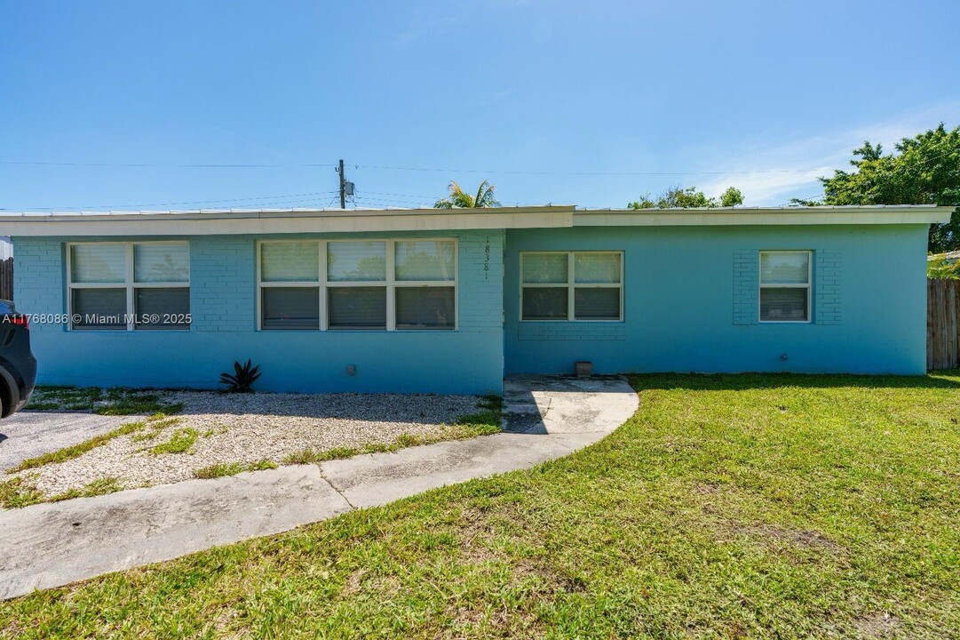 18381 NE 21st Pl in North Miami Beach, FL - Building Photo