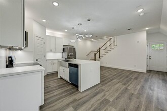 5124 Gold St-Unit -B in Houston, TX - Building Photo - Building Photo