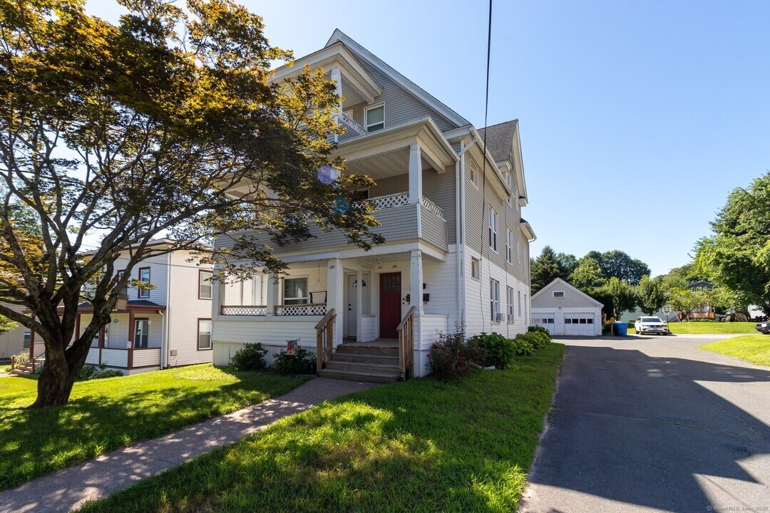 207 Divinity St in Bristol, CT - Building Photo