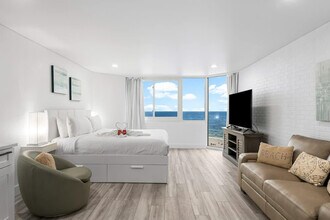 8817 S Thomas Dr in Panama City Beach, FL - Foto de edificio - Building Photo