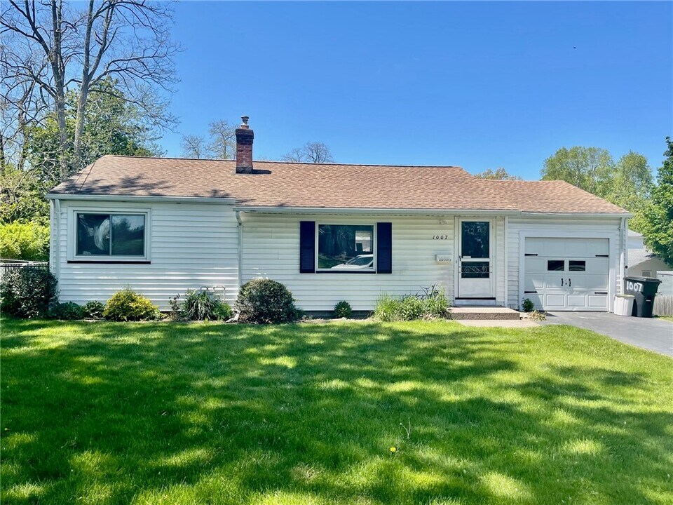 1007 S Washington St in East Rochester, NY - Building Photo