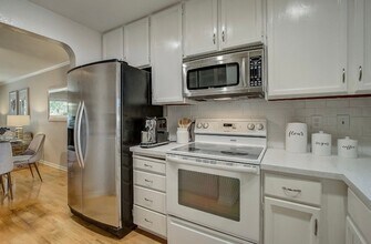 1303 Victoria Ter in Sunnyvale, CA - Foto de edificio - Building Photo