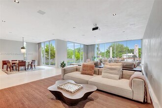 1051 W 48th St in Miami Beach, FL - Foto de edificio - Building Photo