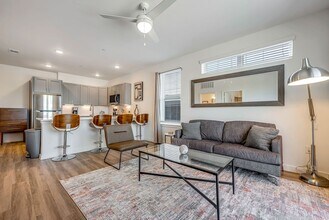 East 9th Apartments in Dallas, TX - Foto de edificio - Building Photo