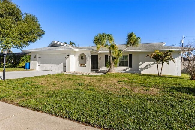 13923 Brewster Dr in Largo, FL - Building Photo - Building Photo