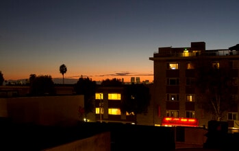 525 N Sycamore Ave, Unit Sycamore Villa in Los Angeles, CA - Building Photo - Building Photo