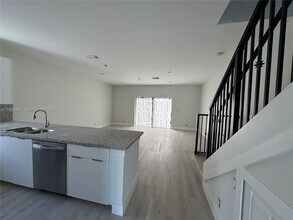 5736 Tyler St in Hollywood, FL - Building Photo - Building Photo