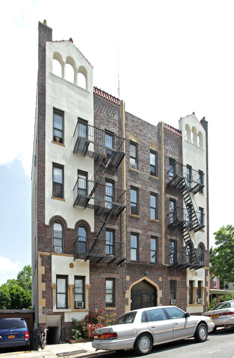 49 Mackay Pl in Brooklyn, NY - Building Photo