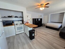 1014 Mecca Dr in Sarasota, FL - Building Photo