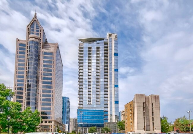 333 W Trade St in Charlotte, NC - Building Photo - Building Photo