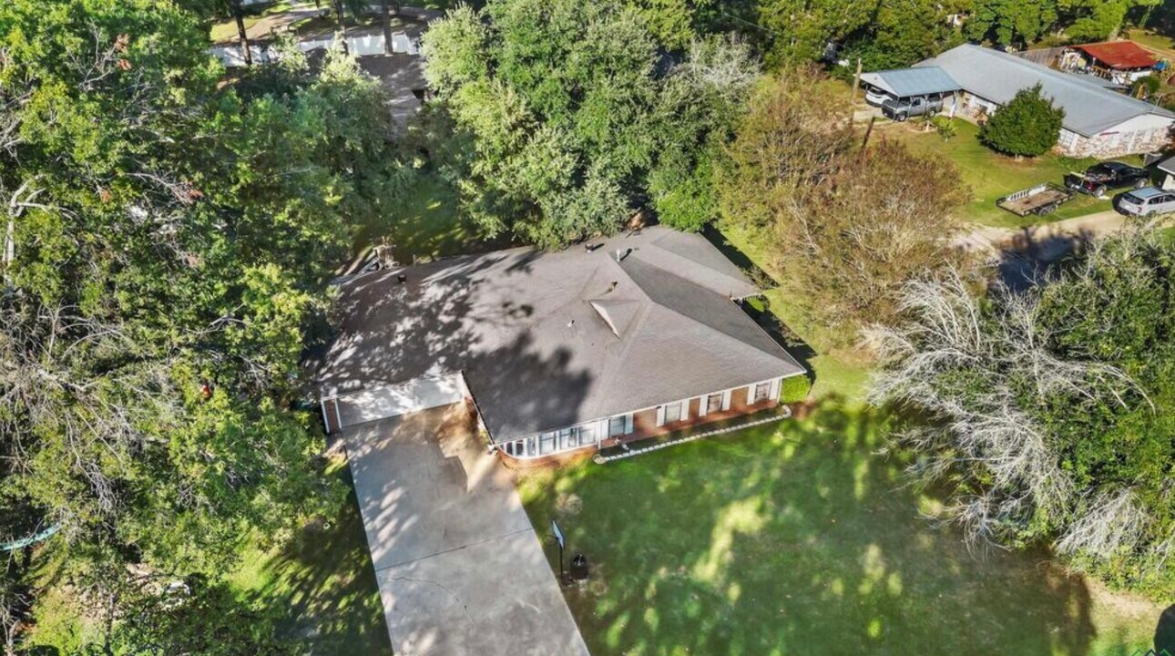 308 SW Johnson St in De Kalb, TX - Building Photo