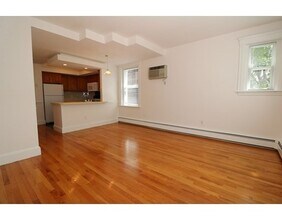 30 Upland Rd in Cambridge, MA - Foto de edificio - Building Photo