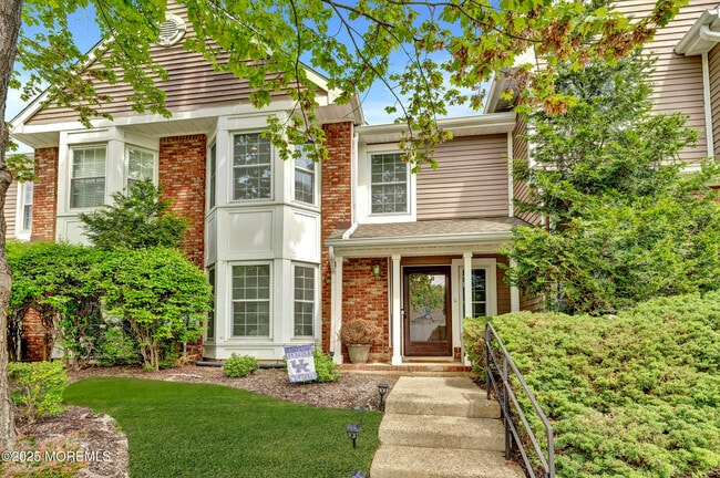 property at 43 Woodledge Ct