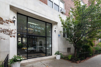 The Monroe in Jackson Heights, NY - Foto de edificio - Building Photo