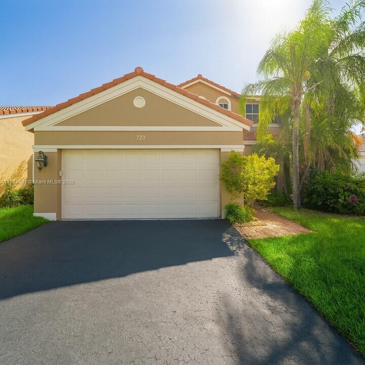 720 Falling Water Rd in Weston, FL - Building Photo